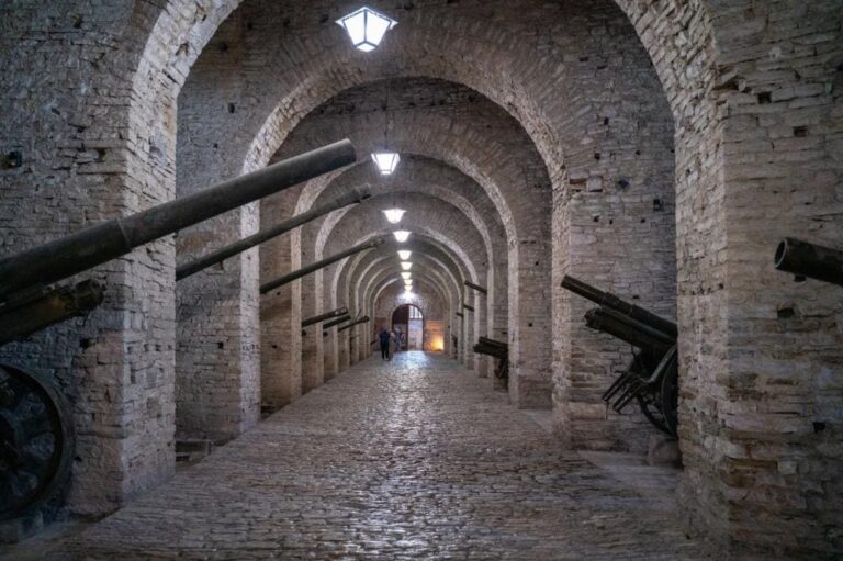 sala broni muzeum zamek Gjirokaster atrakcja