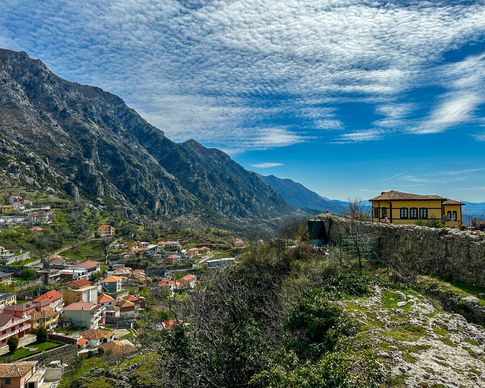 widok w Kruji, na wschód Góra Kruja