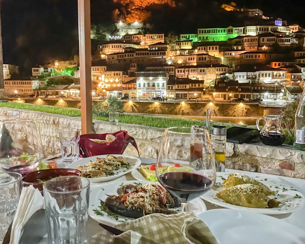 restauracje w Berat (Antigoni) i widok na Mangalem