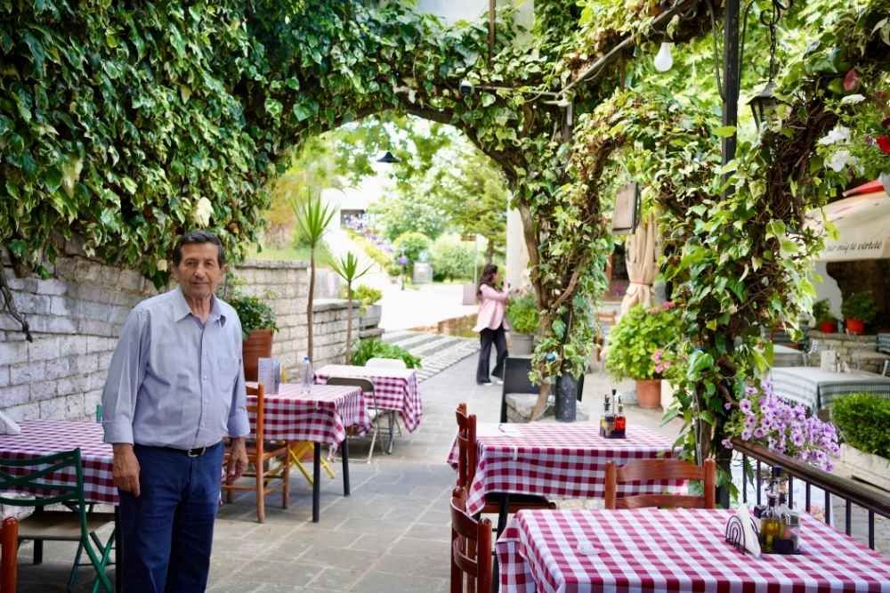 właściciel restauracji w Gjirokastra