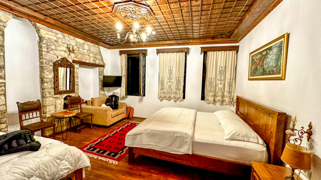 restauracje w Berat (Antigoni) i widok na Mangalem